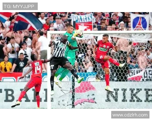 足球明星如何在比赛中成功挑战门将的技巧与策略分析